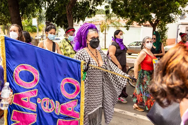 깃발을 연설하는 니아에서 여성들의 시위중에 — 스톡 사진