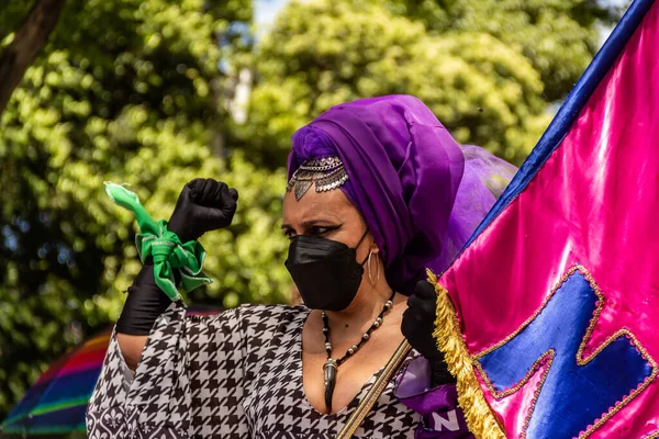 Женщина Выступающая Большим Флагом Текстом Фото Сделанное Время Акции Протеста — стоковое фото