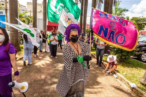 Mujer Actuando Con Una Gran Bandera Con Texto Foto Tomada —  Fotos de Stock