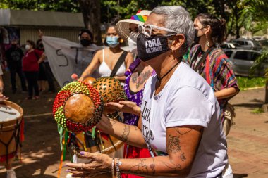 Perküsyon enstrümanları çalan bir grup kadın. Fotoğraf Goiania 'da bir kadın günü protestosu sırasında çekildi..