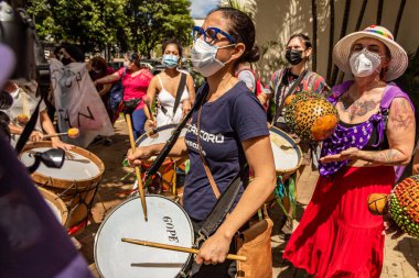 Perküsyon enstrümanları çalan bir grup kadın. Fotoğraf Goiania 'da bir kadın günü protestosu sırasında çekildi..