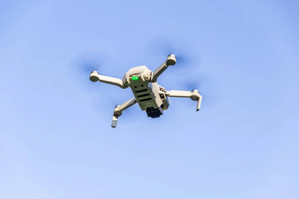 Egy Drón Lebegett Levegőben Kék Égbolttal Háttérben — Stock Fotó