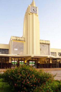 Eski Goiania Tren İstasyonu 'nun (şimdiki Frei Confaloni Müzesi) detayları sabah, gündoğumunda. Sanat deco tarzında inşaat.