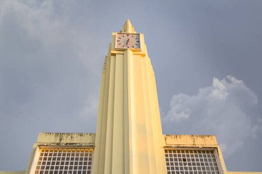 Eski Goiania Tren İstasyonu 'nun (şimdiki Frei Confaloni Müzesi) detayları sabah, gündoğumunda. Sanat deco tarzında inşaat.