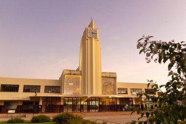 Eski Goiania Tren İstasyonu 'nun (şimdiki Frei Confaloni Müzesi) detayları sabah, gündoğumunda. Sanat deco tarzında inşaat.