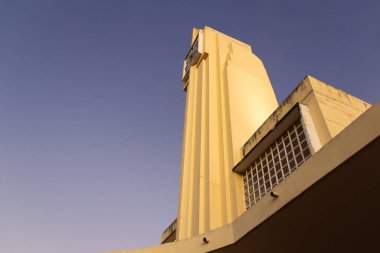 Eski Goiania Tren İstasyonu 'nun (şimdiki Frei Confaloni Müzesi) detayları sabah, gündoğumunda. Sanat deco tarzında inşaat.