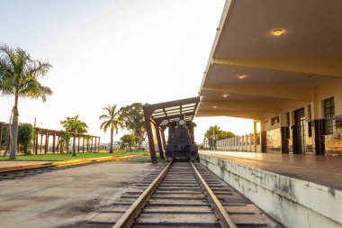 Lokomotif eski Goiania Tren İstasyonu 'nda şafak vakti.