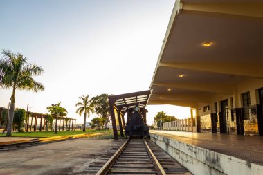 Lokomotif eski Goiania Tren İstasyonu 'nda şafak vakti.