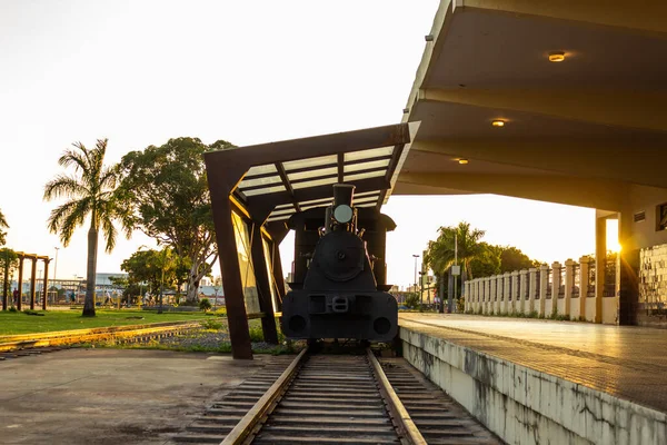 Lokomotif eski Goiania Tren İstasyonu 'nda şafak vakti.