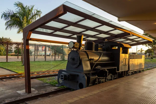 Lokomotif eski Goiania Tren İstasyonu 'nda şafak vakti.