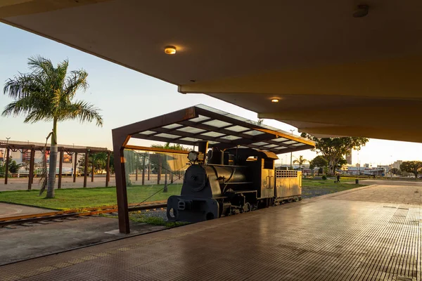 Lokomotif eski Goiania Tren İstasyonu 'nda şafak vakti.