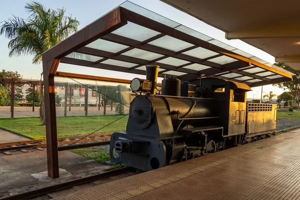 Lokomotif eski Goiania Tren İstasyonu 'nda şafak vakti.