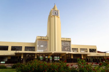 Eski Goiania Tren İstasyonu 'nun (şimdiki Frei Confaloni Müzesi) detayları sabah, gündoğumunda. Sanat deco tarzında inşaat.