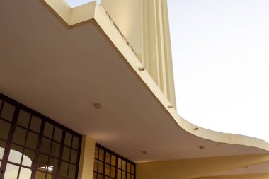 Eski Goiania Tren İstasyonu 'nun (şimdiki Frei Confaloni Müzesi) detayları sabah, gündoğumunda. Sanat deco tarzında inşaat.