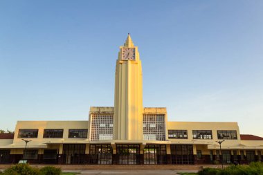 Eski Goiania Tren İstasyonu 'nun (şimdiki Frei Confaloni Müzesi) detayları sabah, gündoğumunda. Sanat deco tarzında inşaat.