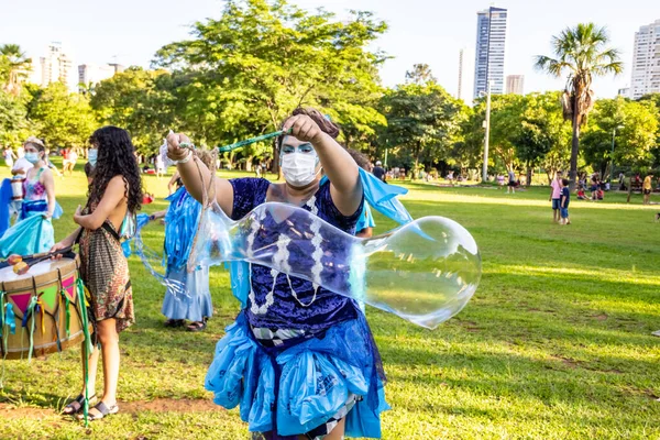 Una Chica Haciendo Burbujas Jabón Gigantes Foto Tomada Durante Calle — Foto de Stock