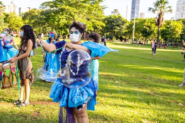 Una Chica Haciendo Burbujas Jabón Gigantes Foto Tomada Durante Calle — Foto de Stock