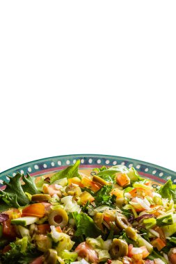 Bir tabak sebze salatası. Beyaz bir tabağın içindeki sebzelerin karışımı..