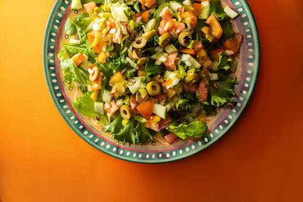 Detail Eines Gemüsesalattellers Gemüsemischung Einem Teller Auf Orangefarbener Oberfläche — Stockfoto