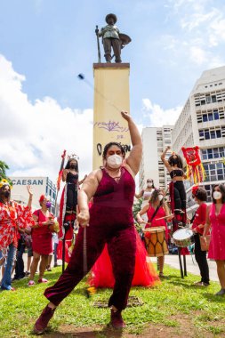 Ateşli meşaleli kadın gösterisi. Fotoğraf, Ulusal Kadın Seferberliği sırasında çekildi. Bolsonaro bir daha asla! Başkan 'a karşı kültürel bir protesto.