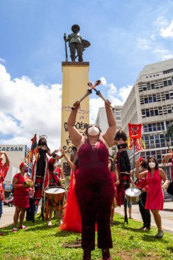 Ateşli meşaleli kadın gösterisi. Fotoğraf, Ulusal Kadın Seferberliği sırasında çekildi. Bolsonaro bir daha asla! Başkan 'a karşı kültürel bir protesto.