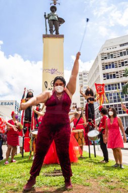 Ateşli meşaleli kadın gösterisi. Fotoğraf, Ulusal Kadın Seferberliği sırasında çekildi. Bolsonaro bir daha asla! Başkan 'a karşı kültürel bir protesto.