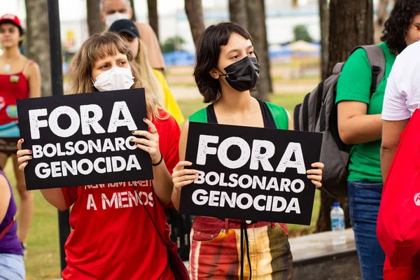 Duas Mulheres Com Cartaz Com Texto Bolsonaro Genocida Fora Foto — Fotografia de Stock