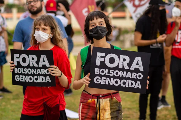テキスト付きのポスターを持つ2人の女性 Bolsonaroの性器 アウト 抗議中に撮影された写真 ゴイニアの街で ボルソナーロ大統領に対して — ストック写真