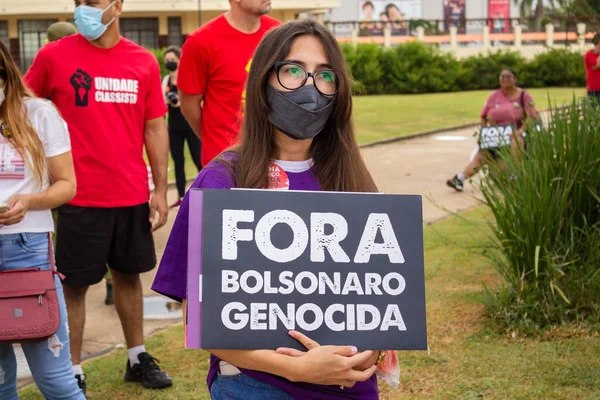 テキスト付きのポスターを持つ女性 Bolsonaroの性器 アウト 抗議中に撮影された写真 ゴイニアの街で ボルソナーロ大統領に対して — ストック写真