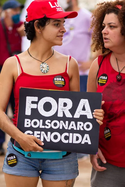 テキスト付きのポスターを持つ2人の女性 Bolsonaroの性器 アウト 抗議中に撮影された写真 ゴイニアの街で ボルソナーロ大統領に対して — ストック写真