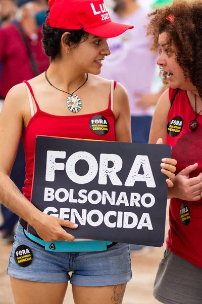 Due Donne Con Poster Con Testo Bolsonaro Genocidal Out Foto — Foto Stock