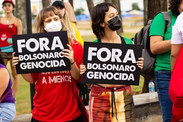 Üzerinde Bolsonaro Soykırımı Yazan Bir Poster Olan Iki Kadın Fotoğraf — Stok fotoğraf