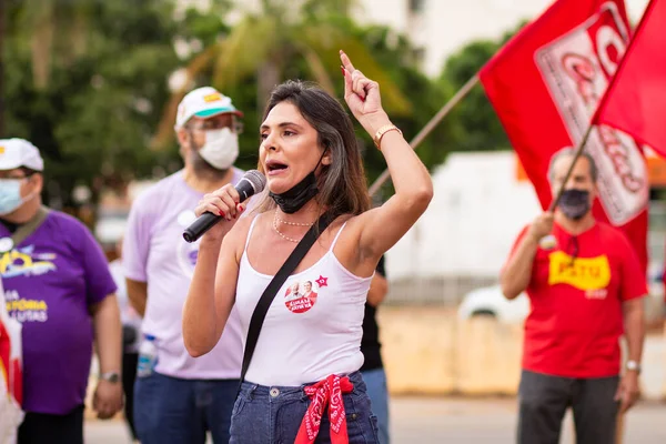 Una Mujer Hablando Micrófono Foto Tomada Durante Una Protesta Ciudad —  Fotos de Stock