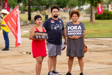 Protestoya katılan bir grup insan. Fotoğraf, Goiania şehrinde Başkan Bolsonaro 'ya karşı düzenlenen bir protesto sırasında çekildi..