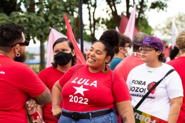 Protestoya katılan bir grup insan. Fotoğraf, Goiania şehrinde Başkan Bolsonaro 'ya karşı düzenlenen bir protesto sırasında çekildi..