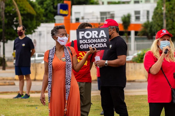 Elinde tabela tutan siyah bir kadın. Fotoğraf, Goinia şehrinde Başkan Bolsonaro 'ya karşı düzenlenen bir protesto sırasında çekildi..