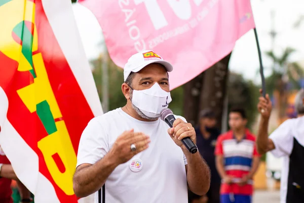 Mikrofona konuşan bir adam. Fotoğraf, Goiania şehrinde Başkan Bolsonaro 'ya karşı düzenlenen bir protesto sırasında çekildi..