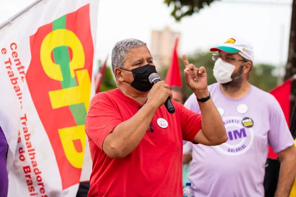 Mikrofona konuşan bir adam. Fotoğraf, Goiania şehrinde Başkan Bolsonaro 'ya karşı düzenlenen bir protesto sırasında çekildi..