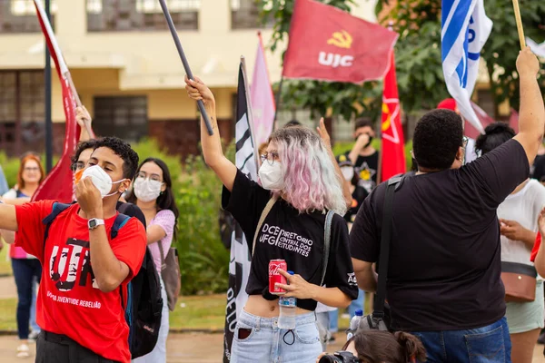 Protestoya katılan bir grup insan. Fotoğraf, Goiania şehrinde Başkan Bolsonaro 'ya karşı düzenlenen bir protesto sırasında çekildi..