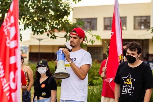 Protestoya katılan bir grup insan. Fotoğraf, Goiania şehrinde Başkan Bolsonaro 'ya karşı düzenlenen bir protesto sırasında çekildi..
