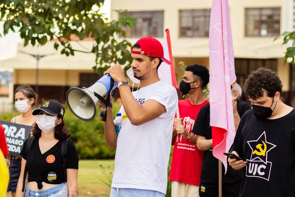 Protestoya katılan bir grup insan. Fotoğraf, Goiania şehrinde Başkan Bolsonaro 'ya karşı düzenlenen bir protesto sırasında çekildi..