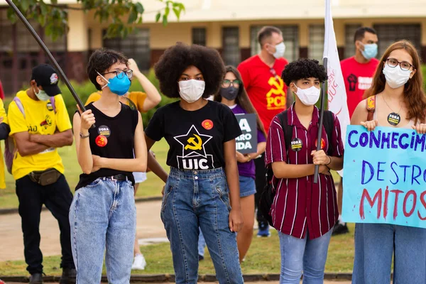 Protestoya katılan bir grup insan. Fotoğraf, Goiania şehrinde Başkan Bolsonaro 'ya karşı düzenlenen bir protesto sırasında çekildi..