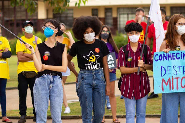 Protestoya katılan bir grup insan. Fotoğraf, Goiania şehrinde Başkan Bolsonaro 'ya karşı düzenlenen bir protesto sırasında çekildi..