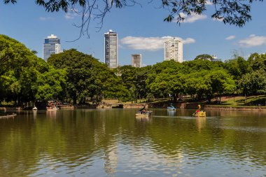 İnsanların eğlenmesi için pedallı teknelerle Güller Gölü 'nün detayları. Lago das Rosas Goias şehrindeki bir halk parkında yer almaktadır..