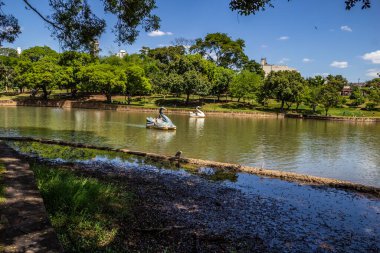 İnsanların eğlenmesi için pedallı teknelerle Güller Gölü 'nün detayları. Lago das Rosas Goias şehrindeki bir halk parkında yer almaktadır..