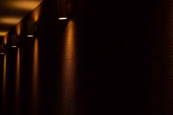 Nějaké Podsvícené Skvrny Několik Reflektorů Osvětlujících Žlutou Betonovou Stěnu — Stock fotografie