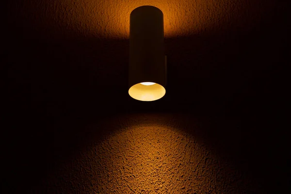 Světelné Pozadí Světlomet Osvětlující Žlutou Betonovou Stěnu — Stock fotografie