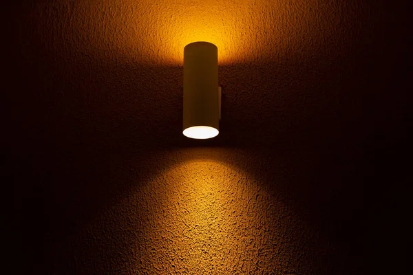 Aviste Fundo Luz Holofote Iluminando Uma Parede Concreto Texturizado Amarelo — Fotografia de Stock