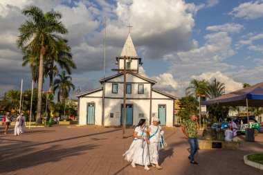 Bazı insanlar Yaşlı Siyahların Geçit Töreni için kilisenin önünde toplandı. 