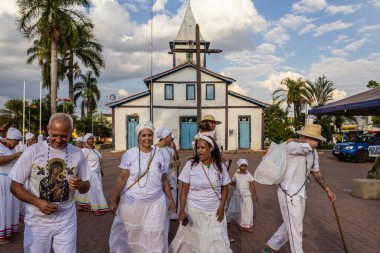 Bazı insanlar Yaşlı Siyahların Geçit Töreni için kilisenin önünde toplandı. 